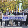 名古屋高裁金沢支部に入る前川彰司さん（右から4人目）と支援者ら＝14日午後