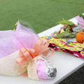 「川崎幼稚園」の献花台に手向けられた花束＝5日、静岡県牧之原市