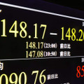 対ドルで一時1ドル＝148円台に下落した円相場を示すモニター＝14日夜、東京都港区