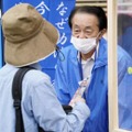 福井県小浜市で開かれたイベントで、拉致問題の解決に向け来場者に署名を呼びかける拉致被害者の地村保志さん＝15日午前