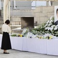 安倍元首相の県民葬会場を訪れ、遺影に手を合わせる人たち＝15日午前11時22分、山口県下関市