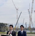 TSMCの工場建設現場を視察後、記者団の取材に応じる西村経産相（左）＝16日午後、熊本県菊陽町