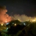15日、イランの首都テヘランにあるエビン刑務所から上がる煙（ロイター＝共同）
