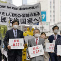 参院選の「1票の格差」訴訟の判決で東京高裁に向かう原告側の弁護士ら＝18日午前