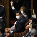 衆院予算委で答弁のため挙手する山際経済再生相＝18日午前