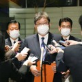 岸田首相に総合経済対策に関する提言の申し入れをし、取材に応じる自民党の萩生田政調会長（中央）＝18日午後、首相官邸