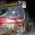 北海道音更町の道道で事故を起こした路線バス＝18日午後7時28分