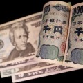 米20ドル紙幣と日本の千円札（ロイター＝共同）