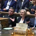 19日、英議会で質問に答えるトラス首相（右から2番目）（Jessica　Taylor/英議会提供・AP＝共同）