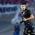35歳名FWの「謎プレー」…自陣ゴールへドリブル、味方選手を抜き、PKを与える