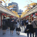 観光客らでにぎわう東京・浅草の仲見世通り＝20日午前