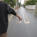 男性米兵に突き飛ばされ、重傷を負った現場付近を指さす被害に遭った女性＝10月、神奈川県逗子市