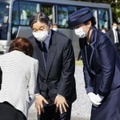 国立沖縄戦没者墓苑を訪れ、遺族に声をかけられる天皇、皇后両陛下＝22日午後、沖縄県糸満市の平和祈念公園