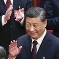 第20回中国共産党大会の閉幕式を終え、手を振りながら引き揚げる習近平総書記＝22日、北京の人民大会堂（共同）