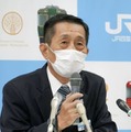 記者会見するJR四国の西牧世博社長＝25日午前、高松市