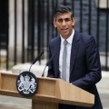 25日、ロンドンの英首相官邸前で演説するスナク首相（英PA通信＝共同）