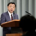 記者会見する松野官房長官＝26日午前、首相官邸