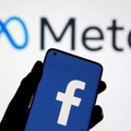 米メタのロゴとスマートフォン上のフェイスブックのロゴ（ロイター＝共同）
