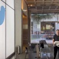 ツイッター本社を訪問するマスク氏＝26日（同氏のツイッター投稿から、AP＝共同）