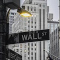 ニューヨーク・ウォール街にある標識（AP＝共同）