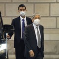 金融政策決定会合に出席するため日銀本店に入る黒田総裁（右）＝28日午前