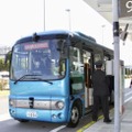 実証実験を行った自動運転バス＝28日午前、愛知県常滑市の中部空港