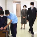 栃木県立特別支援学校宇都宮青葉高等学園を視察される秋篠宮ご夫妻＝28日午後、宇都宮市