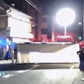 逆走車と送迎バス衝突、1人死亡 画像