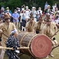 沖縄県国頭村で始まった、首里城正殿の再建に使う材木を運ぶ「木曳式」＝29日午前