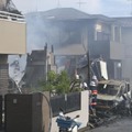 住宅火災があった神奈川県厚木市の現場＝30日午前10時7分
