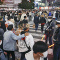 東京・渋谷のスクランブル交差点で警戒する警察官＝30日夕