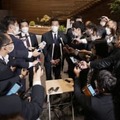 24日、岸田首相に辞表を提出した山際経済再生相を囲む大勢の報道陣＝首相官邸