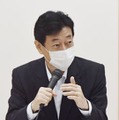 地元の漁業関係者と意見交換する西村経産相＝30日午後、福島県相馬市