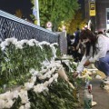 ソウル・梨泰院の事故現場近くで花を手向ける女性＝30日（ゲッティ＝共同）