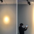 ジャパンディスプレイの装置でつくった円形（左）と楕円形の光＝31日、東京都港区