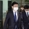 首相官邸に入る西村経産相＝1日午前