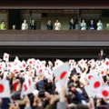2020年1月2日、新年一般参賀で集まった人たちに手を振られる天皇、皇后両陛下と皇族方＝宮殿・長和殿