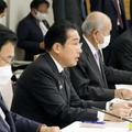 経済財政諮問会議であいさつする岸田首相（左手前から2人目）＝2日午後、首相官邸