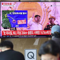 北朝鮮による弾道ミサイル発射を伝えるテレビニュース＝2日、ソウル（共同）