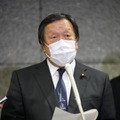 北朝鮮のミサイル発射を受け、記者団の取材に応じる浜田防衛相＝3日午後10時36分、防衛省