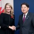 握手する林外相（右）とカナダのジョリー外相＝3日、ドイツ・ミュンスター（外務省提供・共同）