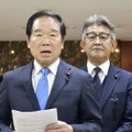 ソウルの金浦空港で記者団の取材に応じる日韓議員連盟会長の額賀元財務相（左）＝4日（共同）