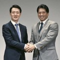 最終選考に進んだ市議の岡崎太氏（右）と府議の横山英幸氏＝4日夜、大阪市