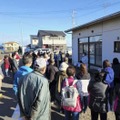 南海トラフ巨大地震による津波を想定した避難訓練に参加する住民ら＝5日午前、愛媛県西条市（同市提供）