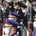 自衛隊殉職隊員追悼式で、黙とうする岸田首相（奥中央右）ら＝5日午前、防衛省（代表撮影）