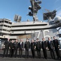 米原子力空母ロナルド・レーガンに乗艦し、記念撮影に臨む岸田首相（左から5人目）と浜田防衛相（同3人目）ら＝6日午後、神奈川県沖の相模湾（代表撮影）