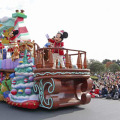 東京ディズニーランドのクリスマスのパレード＝7日午前、千葉県浦安市