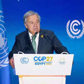 COP27の首脳級会合で演説する国連のグテレス事務総長＝7日、エジプト・シャルムエルシェイク（条約事務局ホームページの中継から）