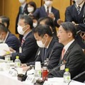 政府主催の全国知事会議であいさつする平井伸治鳥取県知事（右から2人目）＝7日午後、首相官邸