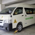 亡くなった倉掛冬生ちゃんが乗っていた双葉保育園の送迎バス＝2021年7月、福岡県警折尾署